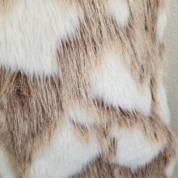 Neutral Faux fur vest - Picture 5 of 16